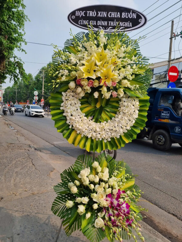 Kệ hoa chia buồn tại tiệm hoa Chí Linh hải Dương