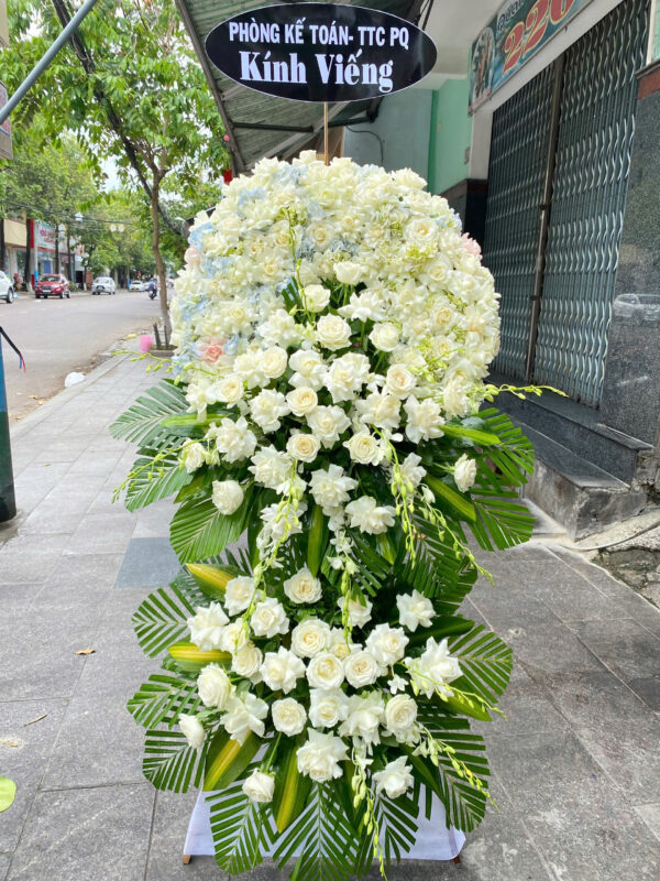 hoa viếng tang lễ tại cửa hàng hoa Sài Gòn